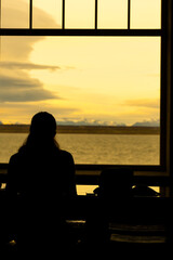 Fototapeta na wymiar silhouette of a woman looking at the mountains