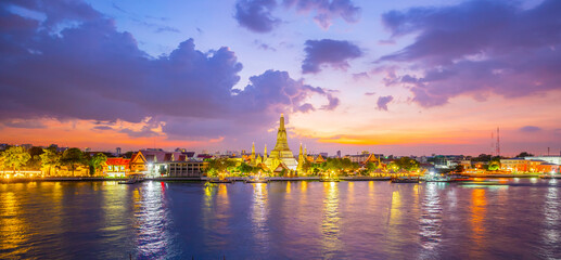 Fototapeta na wymiar Wat Arun panorama view at twilight time, A Famous Buddhist temple in Bangkok, Thailand, Wat Arun is one of the most well known of Thailand's landmarks