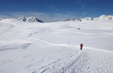 Fototapeta na wymiar randonnée en haute altitude à l'Alpe d'Huez en hiver sous un ciel bleu et de la neige fraîche