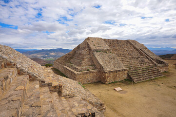 Zona Arqueológica de Monte Alban, Oaxaca, México  - obrazy, fototapety, plakaty