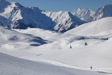 Fototapeta na wymiar skieur sur les pistes de l'alpe d'huez en hiver