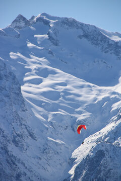 parapente aux deux-Alpes en hiver en France 