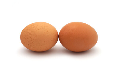 Deux oeufs bio entiers isolés sur fond blanc