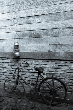 photo of a klasing bike next to a house
