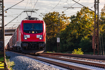 Ein Regionalzug der Bahn auf einer Strecke im Personenverkehr durch ländliches Gebiet bekämpft...