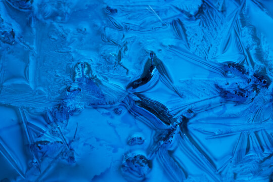 Abstracción en azul formada por el frio hielo del invierno