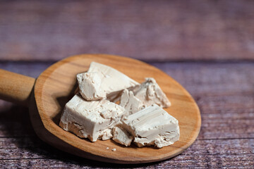 Backhefe auf einem Holzlöffel