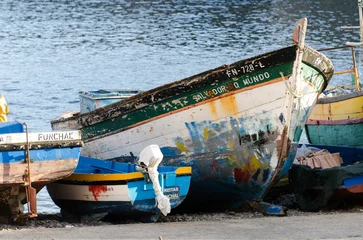 Photo sur Plexiglas Ville sur leau Beautiful shot of a bunch of damaged boats at a harbor