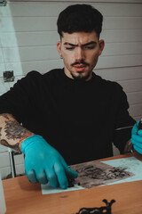 Tatuador Novato Practicando Tattoo