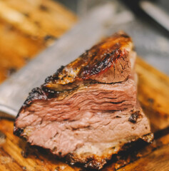 Carne de excelente calidad sobre una tabla de madera