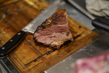 Carne de excelente calidad sobre una tabla de madera