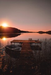 Zachód słońca nad jeziorem. Warmia Mazury