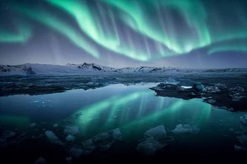 Magnetische Aurora Borealis über arktischer felsiger Meereslandschaft 3D-Kunstwerk Spektakulärer Naturhintergrund. Ehrfürchtige Polarlichter über den nördlichen schneebedeckten Bergen und dem Meer Atemberaubende Nachtfotografie Coole Tapete © yamonstro