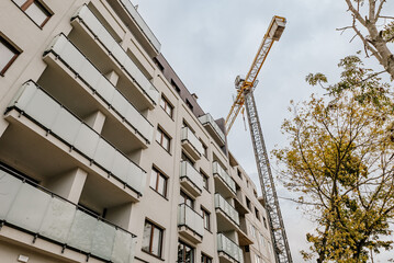 Budowa nowych bloków w mieście © rozentuzjazmowany