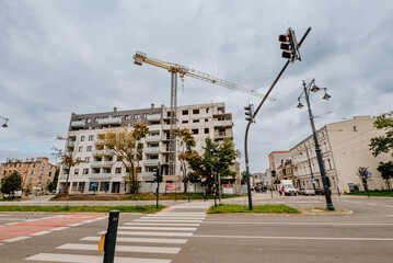 Budowa nowych bloków w mieście © rozentuzjazmowany