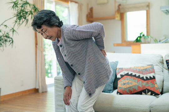 腰痛に悩むシニア女性