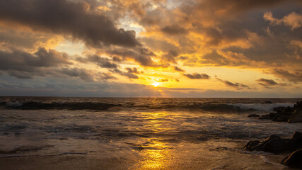 Atardecer en playa Sayulita, Jalisco, Mexico entre las nubes.