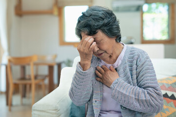 頭痛に悩むシニア女性