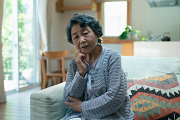 不安そうなシニア女性