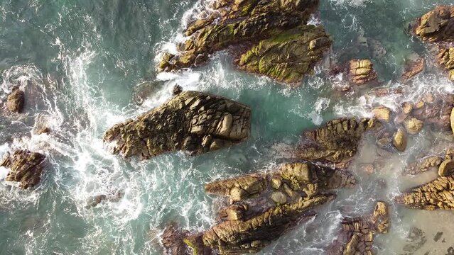 dron Vista A&eacute;rea de rocas olas en playa marea alta de agua Sayulita jalisco M&eacute;xico