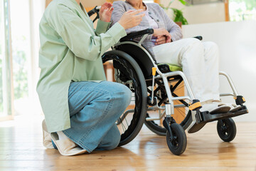 Obraz premium 孫と車椅子に乗ったシニア女性