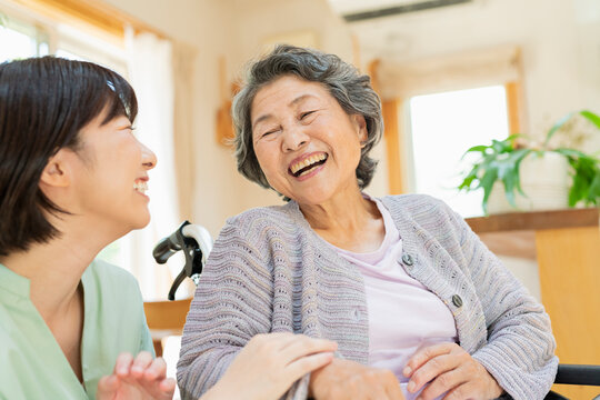 孫と車椅子に乗ったシニア女性