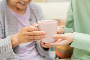 自宅 一緒にお茶を飲む祖母と孫