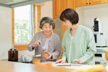 祖母に料理を教わる孫