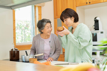 Obraz premium 祖母に料理を教わる孫