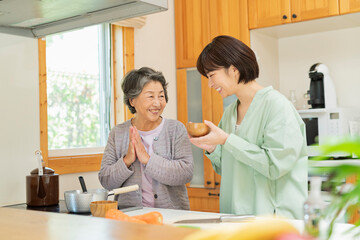 祖母に料理を教わる孫