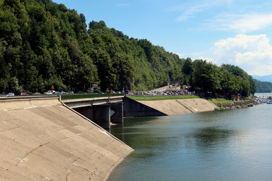 Tresna Dam – a dam built in Tresna. After its creation, the waters of Sola were piled up, thus creating Lake Zywieckie. Poland