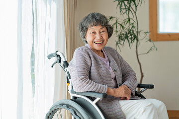 車椅子に乗ったシニア女性