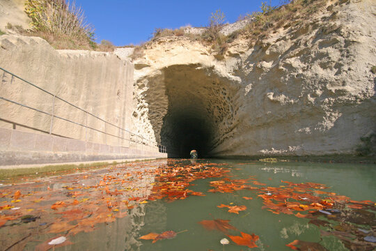 Canal du Midi tunnel du Malpas entr&eacute;e du tunnel H&eacute;rault Occitanie France ouvrage architecture histoire patrimoine 