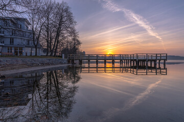 Sonnenaufgang über der Brücke vom Müritzpalais Aparthotel mit Georgenkirche im Hintergrund