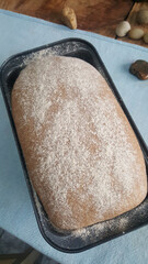 Pão integral caseiro, feito somente com farinha de trigo integral, sal, óleo de côco, água e assado após vinte e quatro horas depois de amassado.