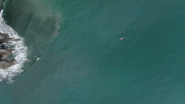 Drone - vue a&eacute;rienne - Nature belle falaise avec embarcation bateau surplombant oc&eacute;an atlantique en Espagne &agrave; Mendatagaina sans aucune personne en mar&eacute;e basse de jour