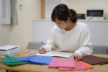 Naklejka na ściany i meble 色彩の勉強をする女性 