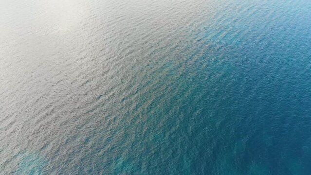 &Uuml;berflug mit einer Drohne &uuml;ber das seichte Meer mit Salzwasser und kleinen Wellen 4k