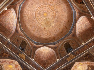 Fototapeta na wymiar [Uzbekistan] Inside view of the Gur-e Amir or Amir Timur Mausoleum with beautiful gold color decoration (Samarkand)