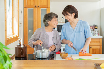 利用者と食事を作る女性介護士