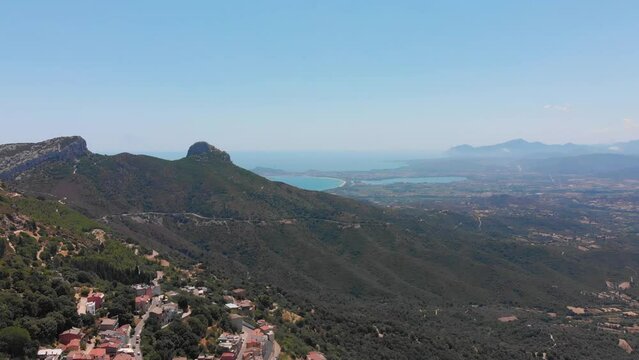 Sardinien Insel in Italien in Europa im &Uuml;berflug in 4k mit Bucht Meeresblick und mediterraner Stadt Baunei