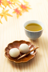 団子を木目バックで