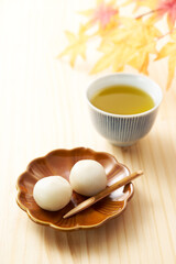 団子を木目バックで