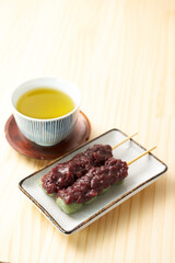 みたらし団子を木目バックで