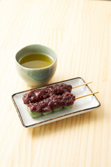 みたらし団子を木目バックで