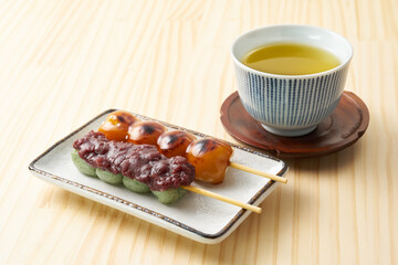 みたらし団子と草団子を木目バックで