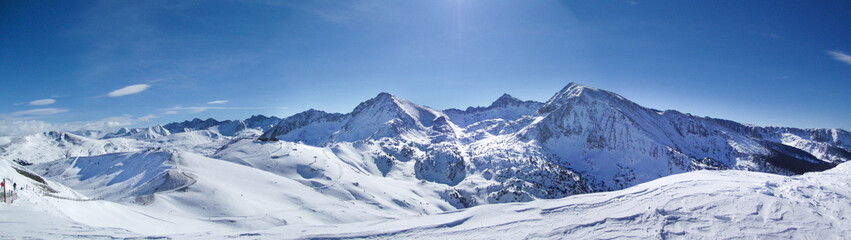 Fototapeta na wymiar Paisaje montañoso en los Alpes - Tignes