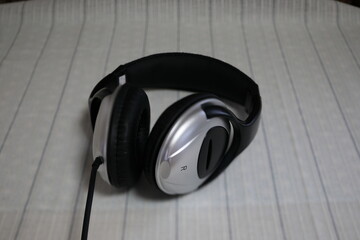 シルバー色の有線ヘッドホン