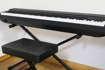 電子ピアノと椅子