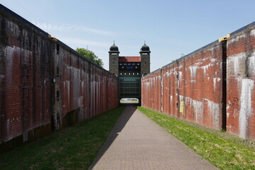 Obraz premium Schachtschleuse, am Schiffshebewerk Henrichenburg im Schleusenpark Waltrop